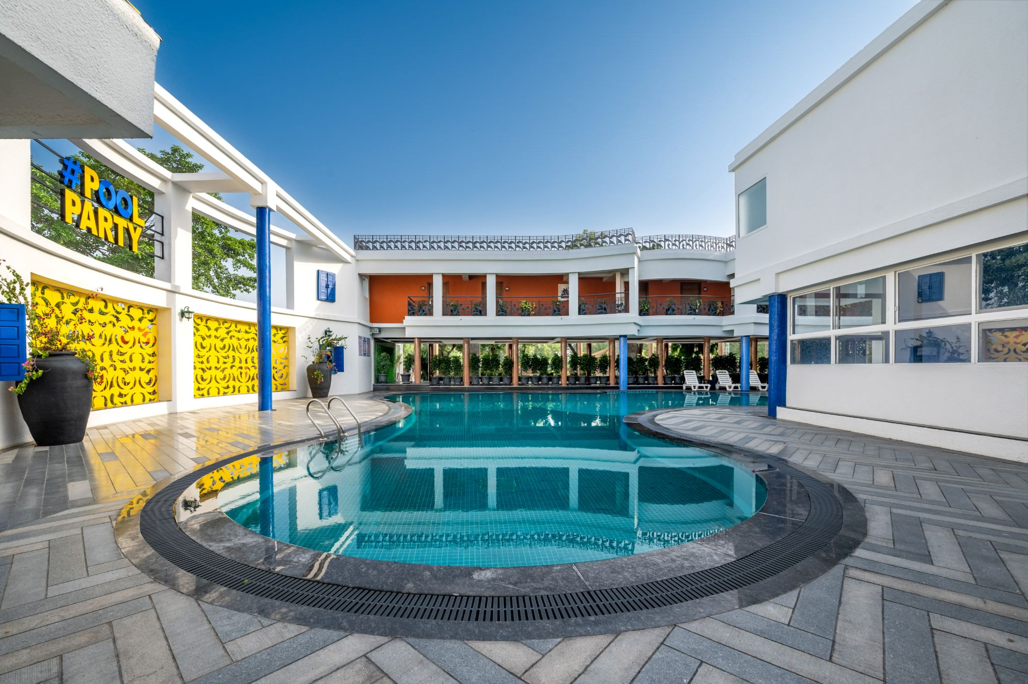 roadies rostel, swimming pool, poolside, relaxing retreat, bright day