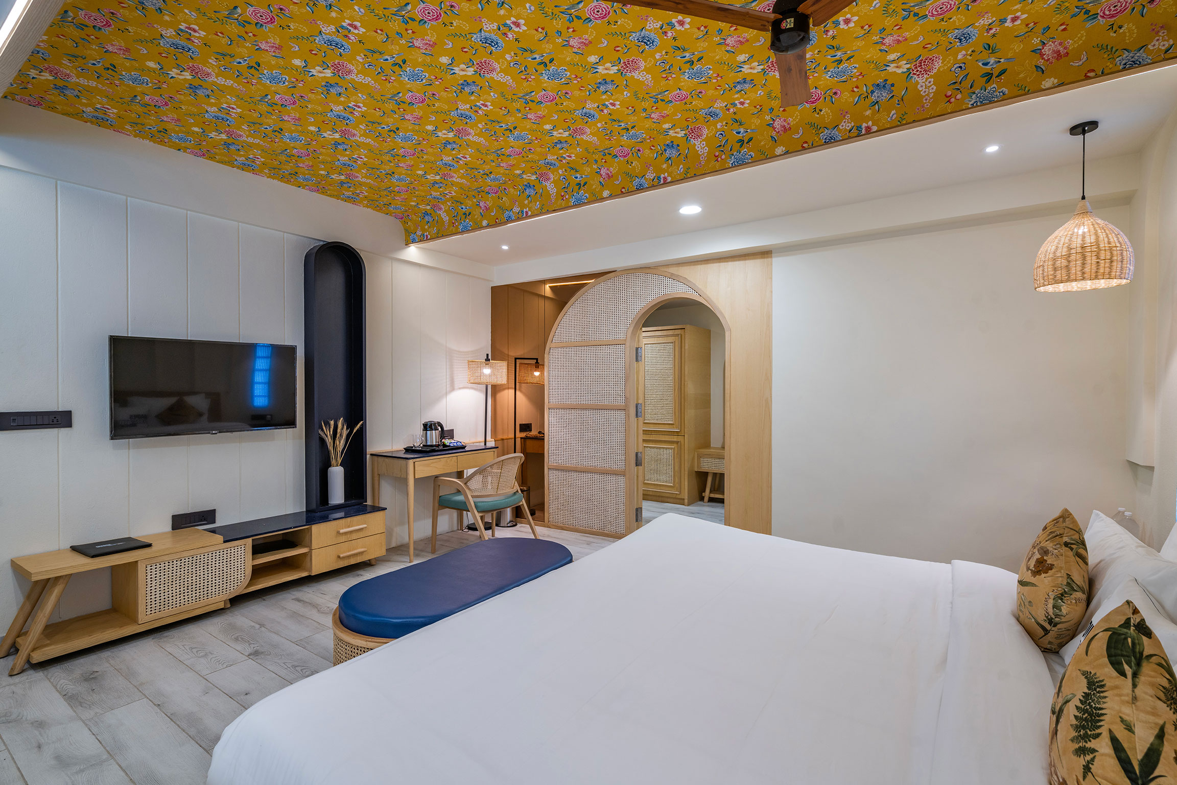 Luxurious bathroom in the Executive Suite at Roadies Rostel ARC, perfect for business and leisure